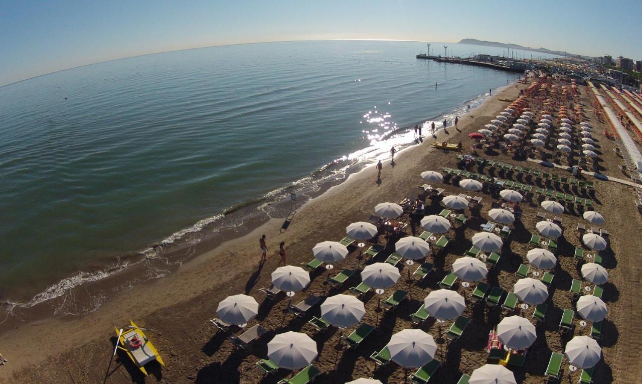 Hotel Rex - Fronte Mare Riccione Buitenkant foto